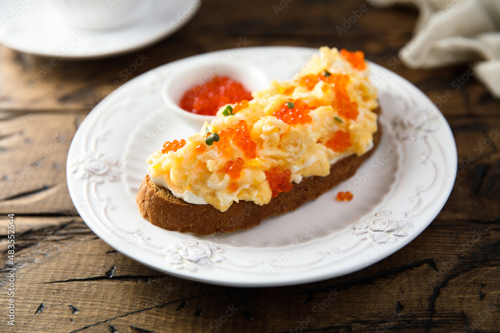 Scrambled eggs toast with cream cheese and caviar Scrambled eggs toast with cream cheese and caviar