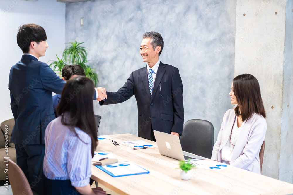 Fototapeta premium 笑顔で握手をするビジネスパーソン