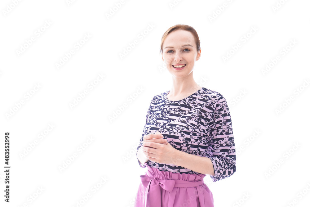 ほほえむ私服を着た若い女性 ほほえむ私服を着た若い女性