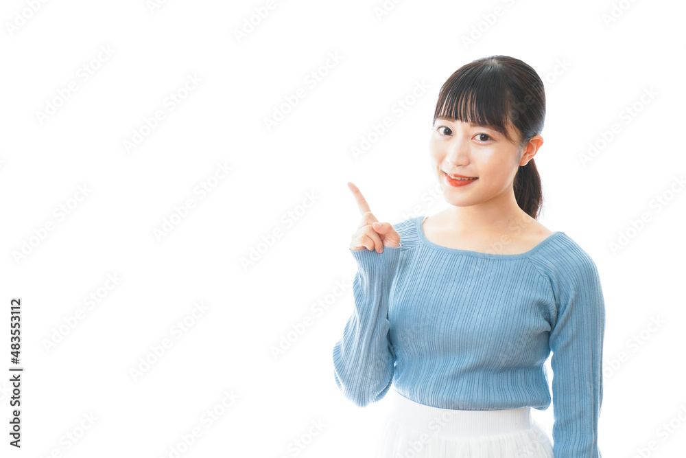 重要な事柄を指差す若い女性 重要な事柄を指差す若い女性