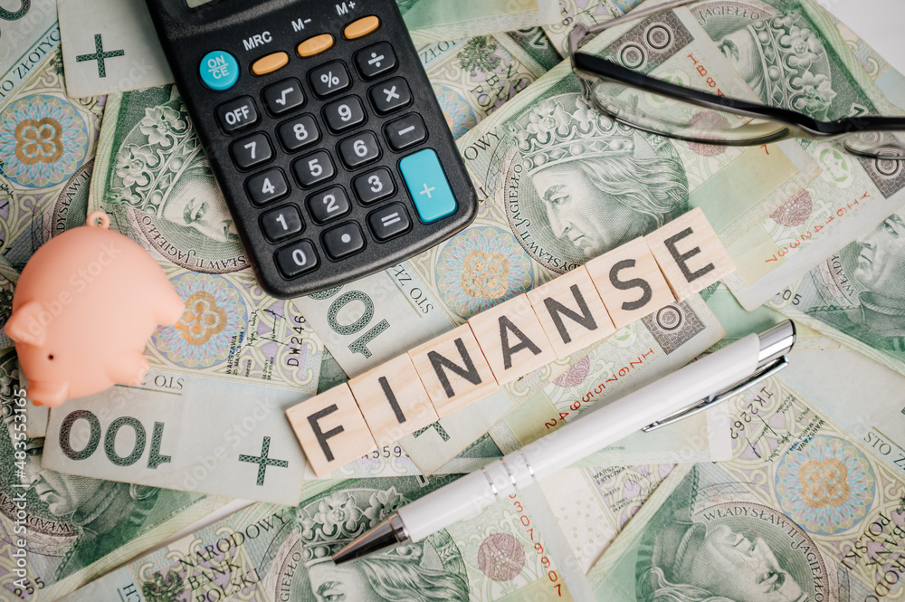 Fototapeta premium Napis finanse na tle banknotów