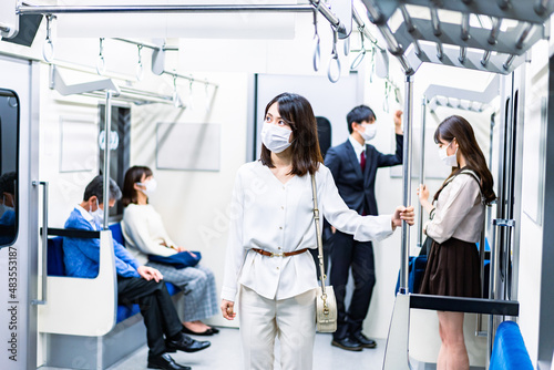 電車・地下鉄で移動する人々