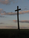 stary drewniany krzyż na tle wieczornego nieba