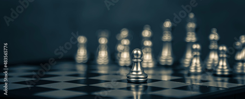 Foto Close-up chess standing with teamwork on chess board concept of team player or business team and leadership strategy and human resources organization management