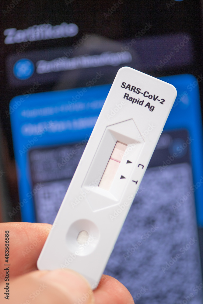 negativer Schnelltest mit Impfzertifikat Stock-Foto | Adobe Stock