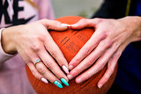 miłość narzeczeństwo zaręczyny dłonie piłka ręczna koszykówka