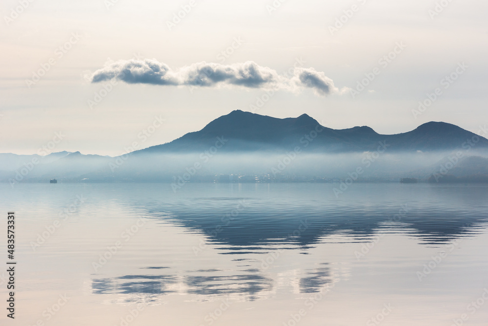 夜明けの北海道洞爺湖、2021年秋・日本