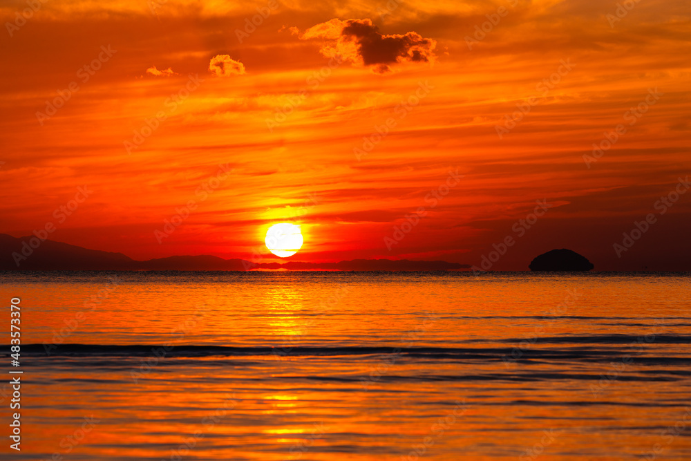 Fototapeta premium 瀬戸内海、父母ヶ浜の夕暮れ・日本香川県