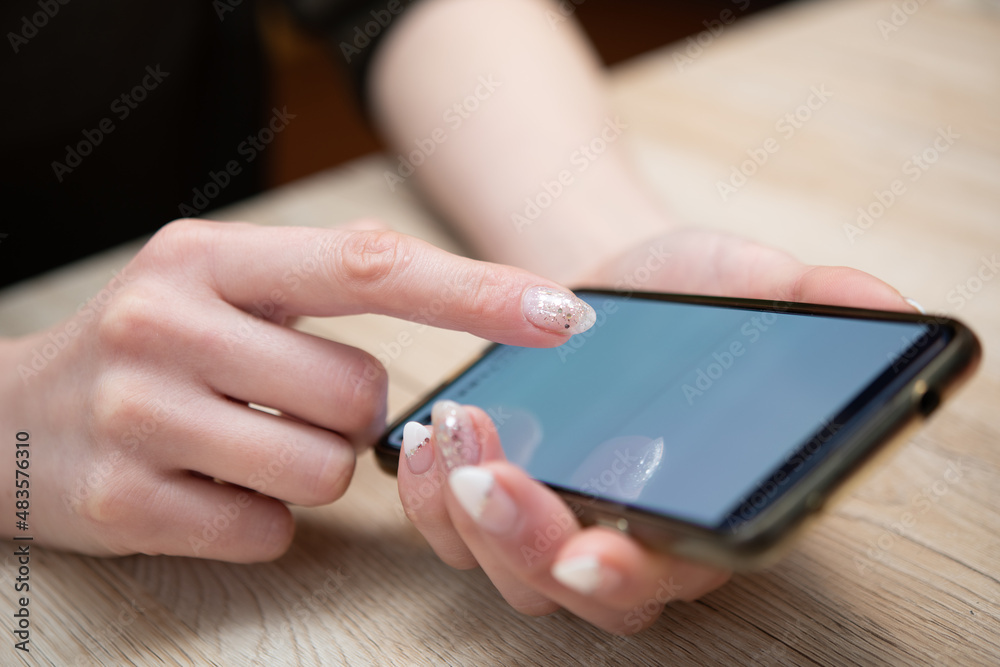 スマートフォンを操作する女性の手 スマートフォンを操作する女性の手