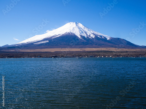 日本の美しい山富士山とふもとにたたずむ山中湖