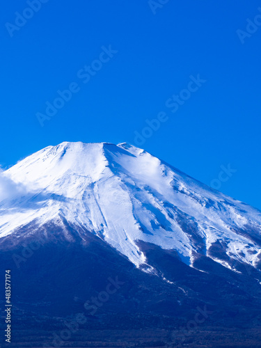 目が覚めるような青空に映える日本の美しい富士山の頂上