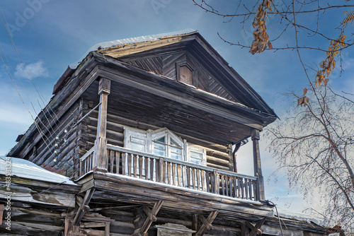 The upper part of the facade of an old log house on a cold winter day © vladimir subbotin