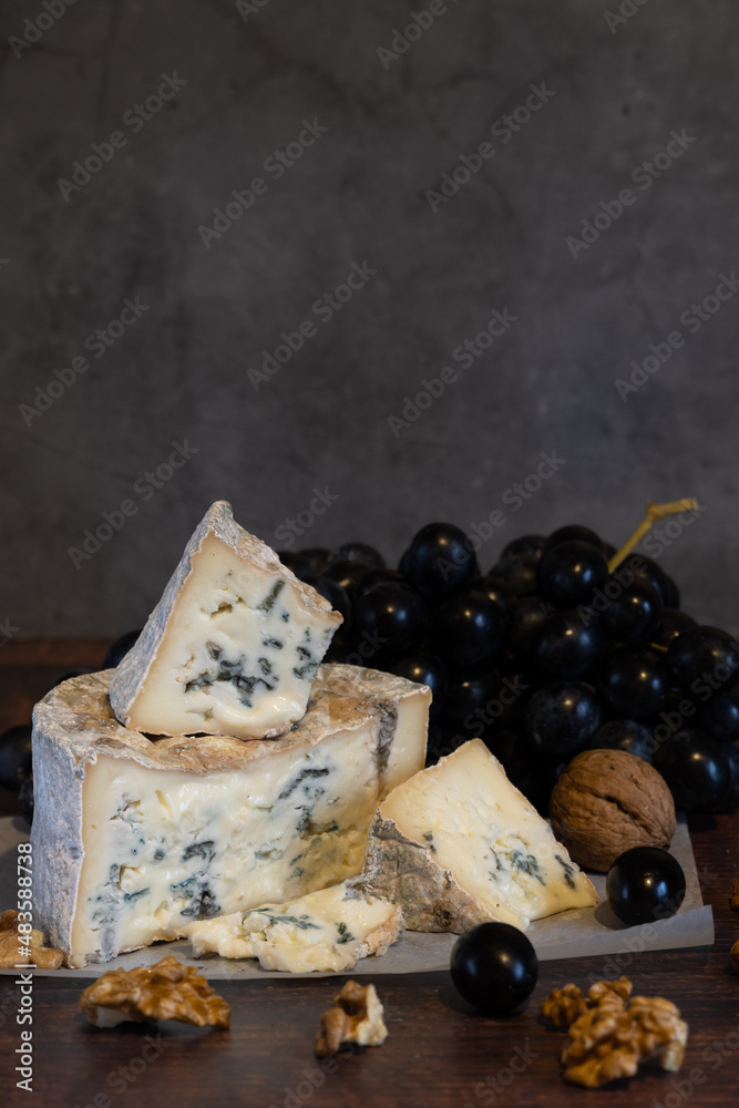 Gorgonzola blue mold cheese with grapes and nuts.