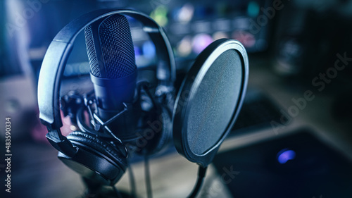 Mikrofon und Kopfhörer vor Computerbildschirm von Streamer oder Gamer photo