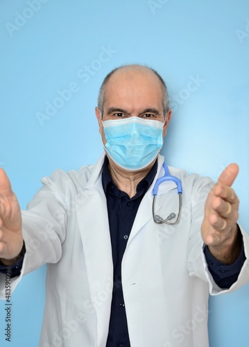 Arzt herzlich willkommen, mit Maske und Stethoskop
