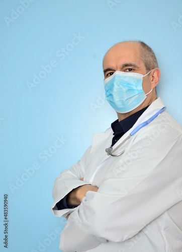Arzt mit Maske und Stethoskop