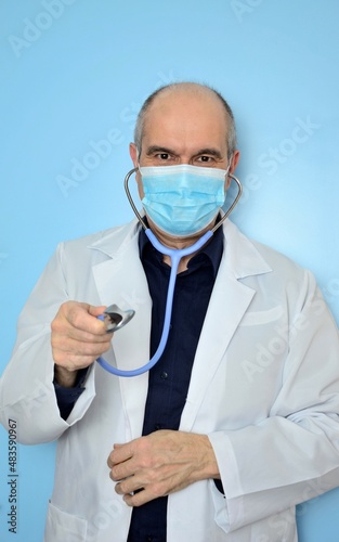 Arzt mit Maske und Stethoskop