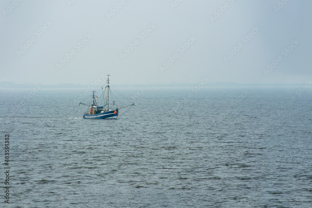 Krabbenkutter in Nordsee bei schlechtem Wetter Krabbenkutter in Nordsee bei schlechtem Wetter