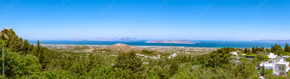 Panorama der Aussicht von Zia auf der griechischen Insel Kos über die Küste zum türkischen Festland