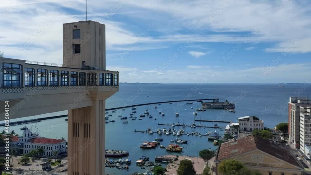 Vista do Elevador Lacerda e da Baía de Todos os Santos em Salvador, Bahia, Brasil.