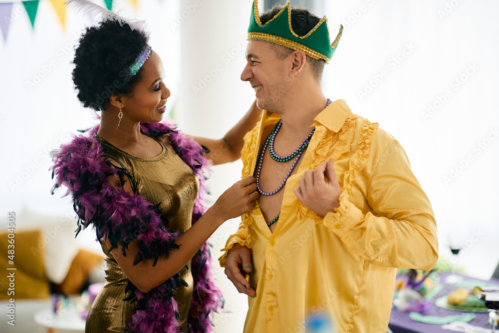 Obraz premium Happy multiracial friends have fun while getting dressed for Mardi Gras carnival party.