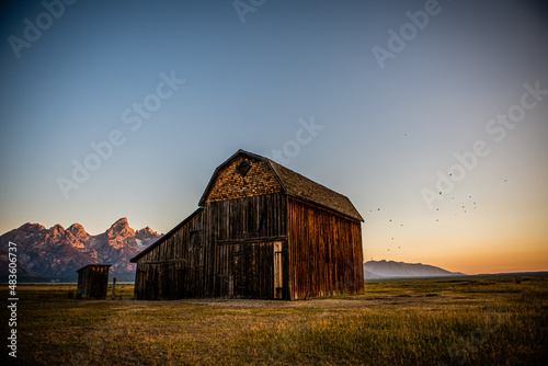 Canvas Print old barn at sunrise