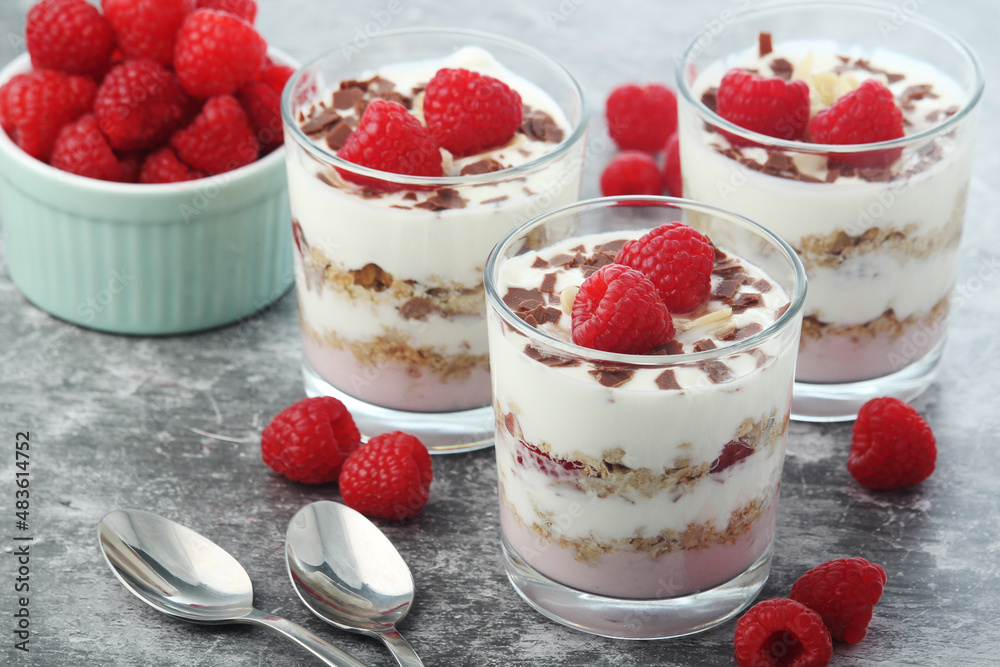 Granola with yogurt trifles with raspberry Granola with yogurt trifles with raspberry