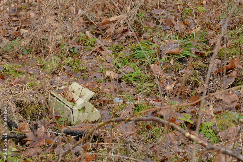 Obraz premium Plastic garbage in the forest.