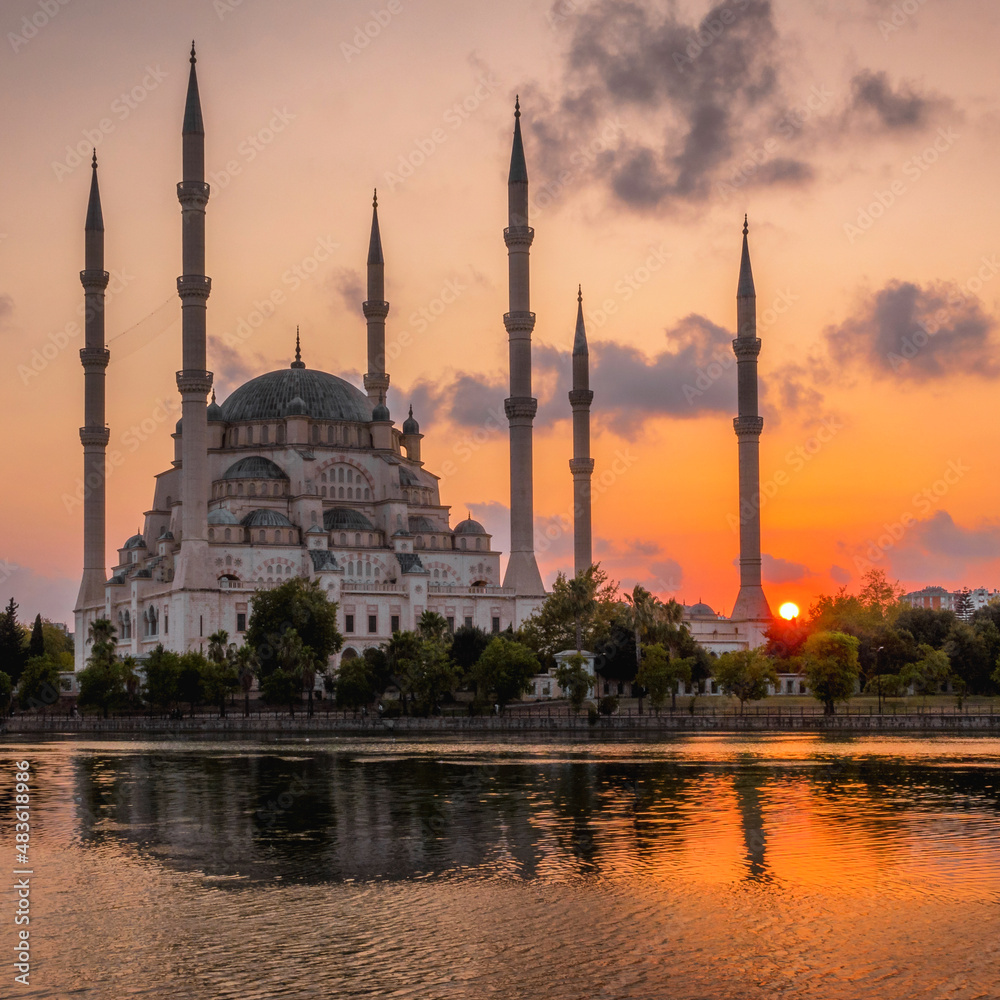 Obraz premium Adana Sabanci central mosque at sunset