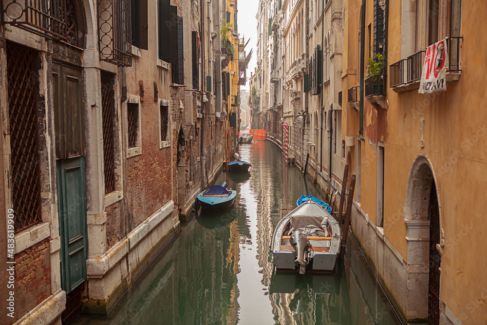 Obraz na płótnie Historical and amazing Venice in Italy w salonie
