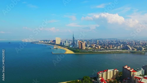 沿岸地域から海を望む空撮映像、ドローン映像、福岡の海岸のパンショット
