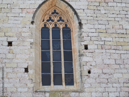 pequeña ventana acristalada de arco ojival de la iglesia de san francisco de montblanch, tarragona, españa, europa