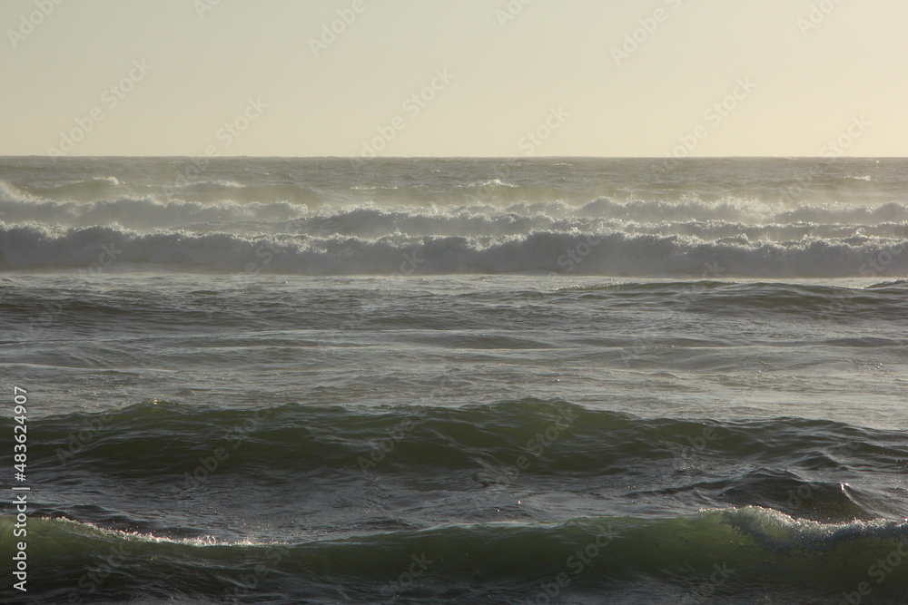 olas de mar en el inicio de la puesta de sol, fuerza del mar