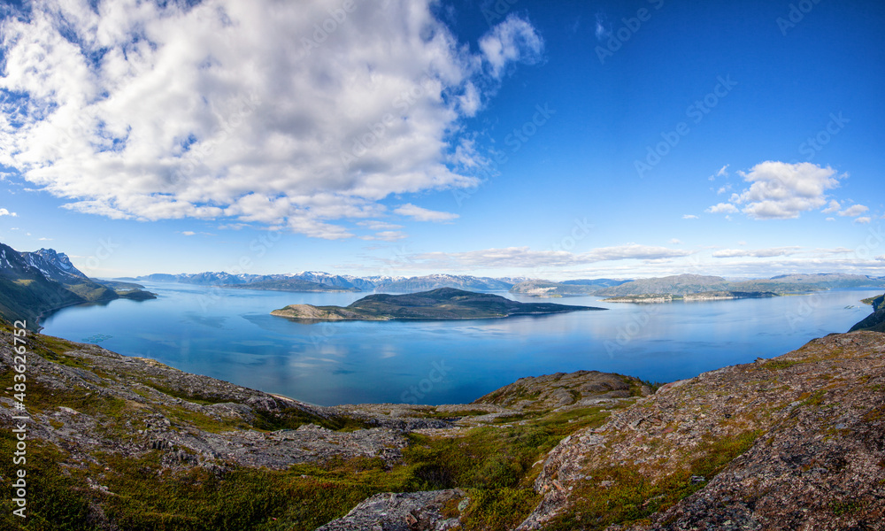 schöner fjord in nord norwegen