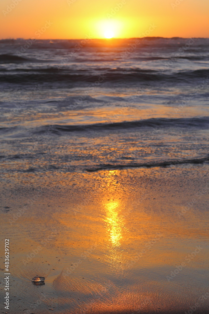 puesta de sol, olas en el ocaso