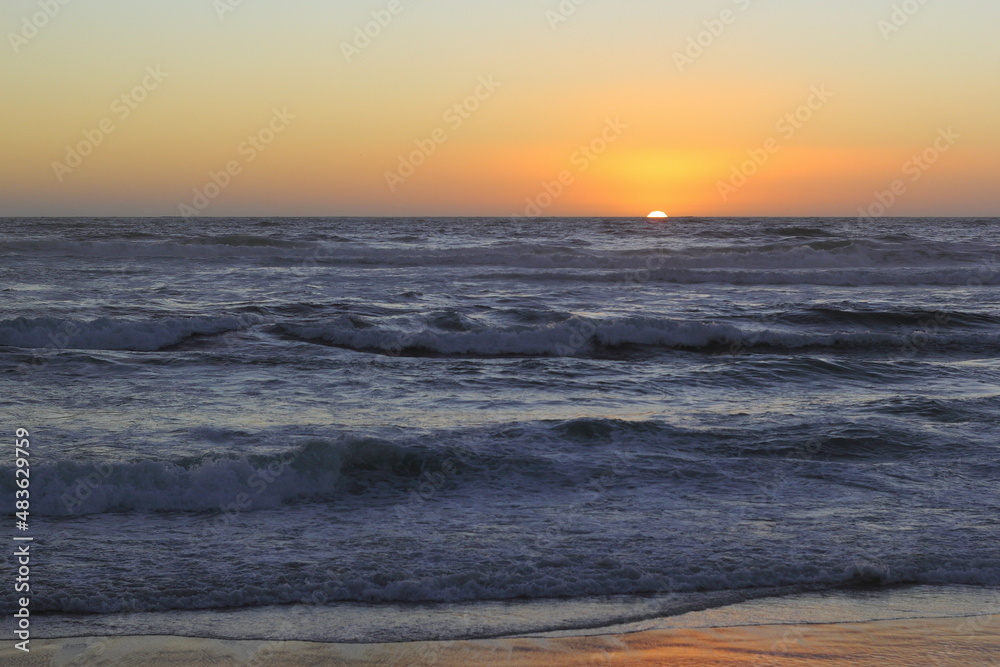 puesta de sol, olas en el ocaso