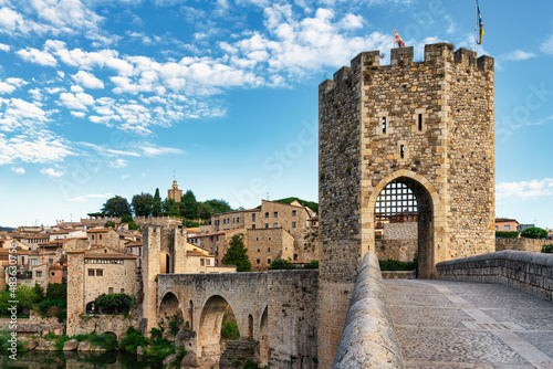 Fotografija medieval bridge in the village of Besalu in Girona, Catalonia, Spain