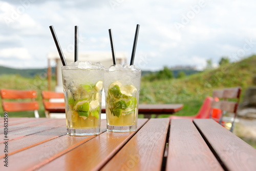Sommer, Sonne, Strand mit Caipi, Caipirinha im Sand mit Strohhalm