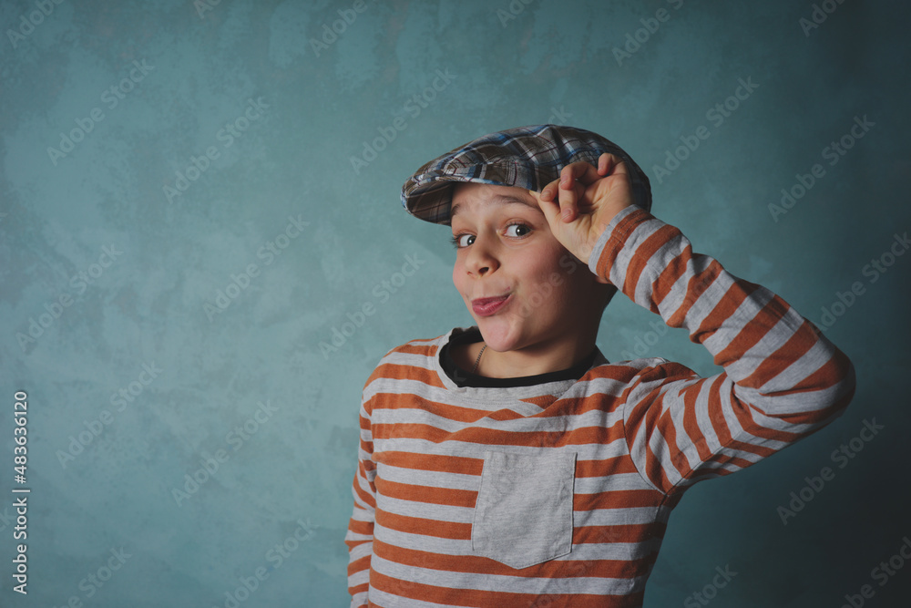 zabawny młody chłopak w czapce - obrazy, fototapety, plakaty 