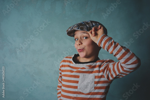 zabawny młody chłopak w czapce