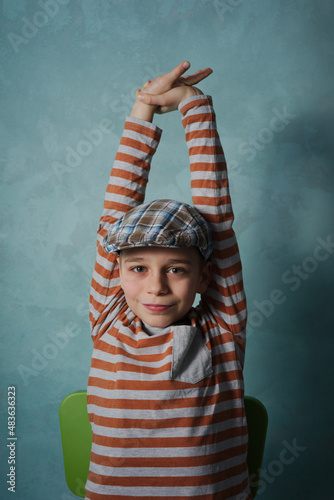 zabawny młody chłopak w czapce
