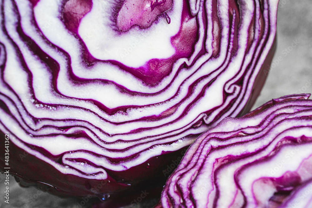 Obraz premium Close-up of a sliced raw red cabbage