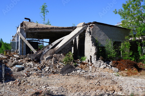 разрушенное кирпичное здание в солнечный день