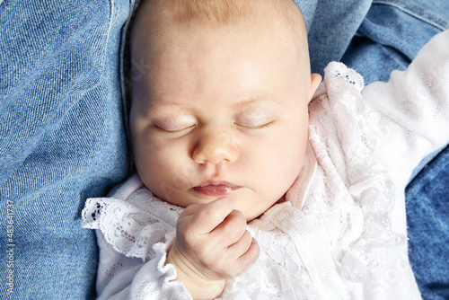 Obraz na płótnie gros plan visag eportrait bébé fille caucassien dormant dans un tissu en jeans