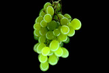 zielone winogrono na czarnym tle. wino, śpiew i młodość oraz witalność i miłość w jednym owocu. witaminy w jednym słowie kiść winogron. 