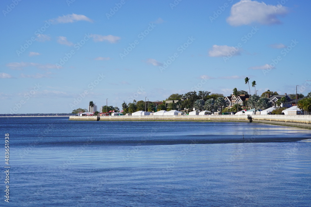 Obraz premium Tampa, FL, USA - 01 19 2022: Beautiful Hillsborough bay bayshore waterfront house in Tampa, Florida