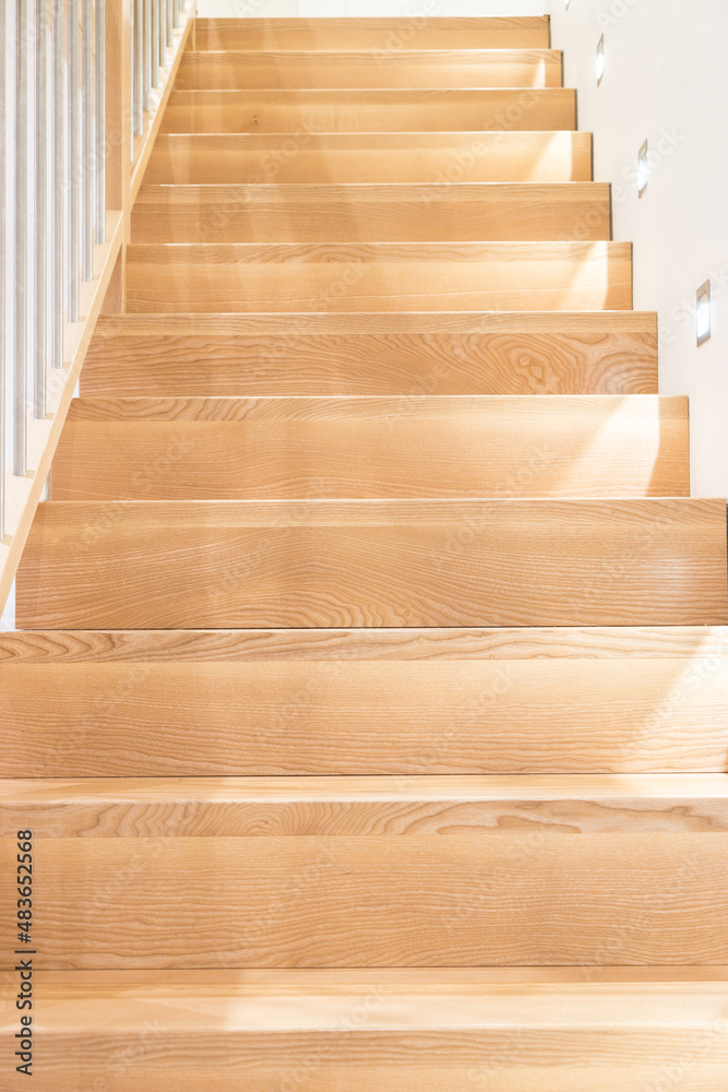 Holztreppe - Massivholz Treppenhaus mit Geländer Holztreppe - Massivholz Treppenhaus mit Geländer