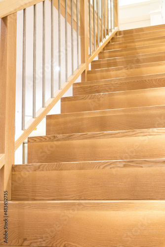 Treppe mit Gel  nder - Massives Holz