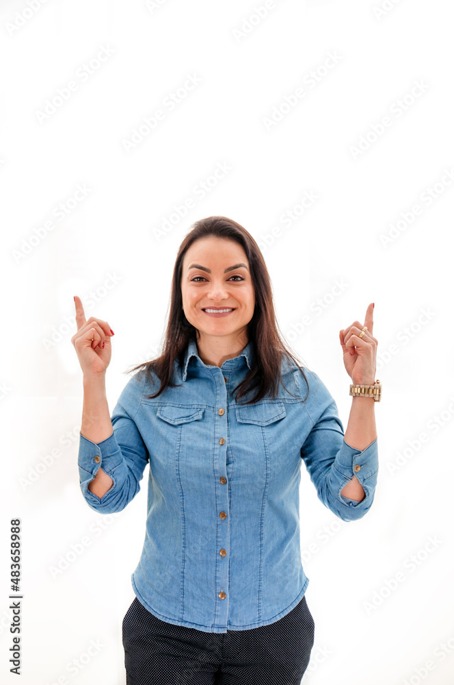 A mulher empreenderora em um ensaio fotográfico corporativo. sorrindo A mulher empreenderora em um ensaio fotográfico corporativo. sorrindo