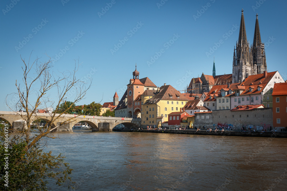 Blick zur Altstadt Regensburg mit der Steinernen Brücke und dem Dom